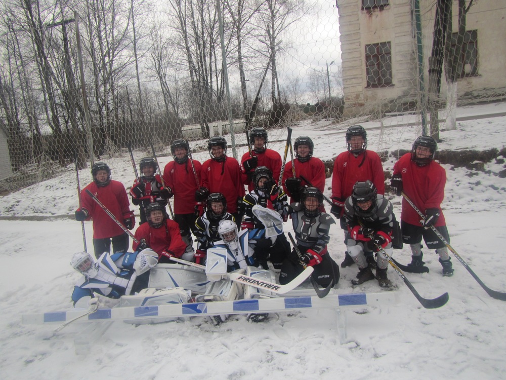 Фонд оснастил хоккейную команду Новопетровской школы-интерната спортивным инвентарем и формой