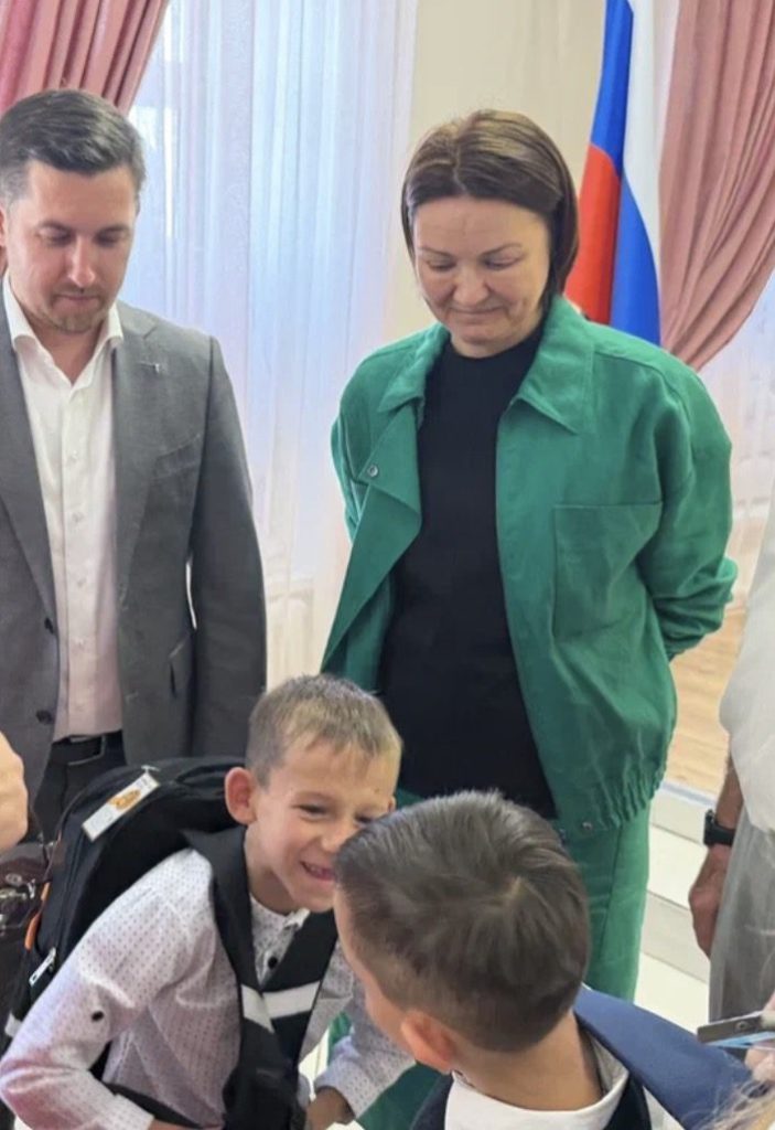 Мальчик улыбается, примеряя новый рюкзак