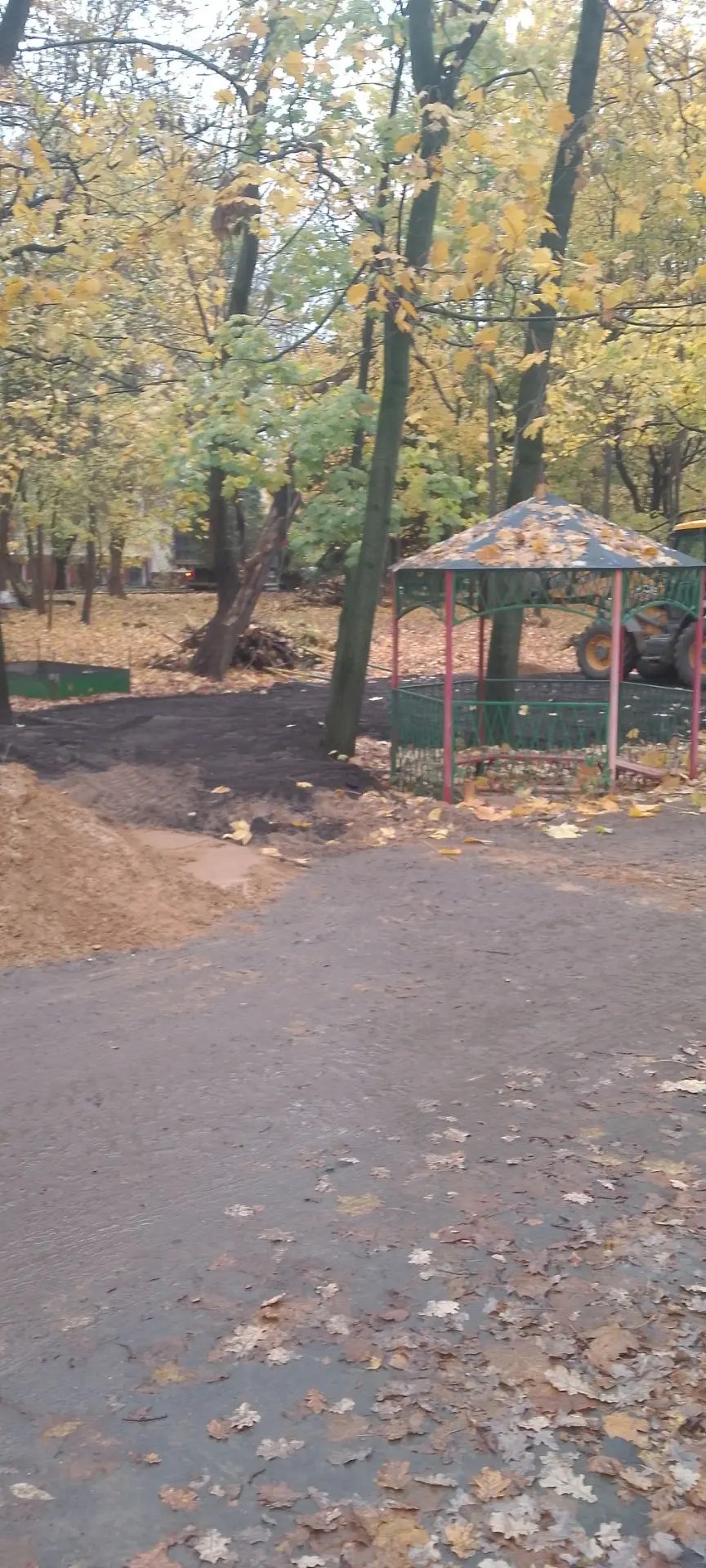 Территория Центра в начале работ: здесь появится площадка для детей от 1 до 4 лет