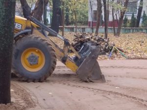 Техника готовит площадку под будущую игровую зону у отделения неврологии НИКИ детства